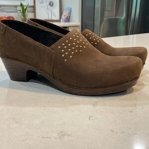 Dansko Mavis Brown Nubuck Leather Studded Slip on Clogs Shoes Size 41 US 10.5/11